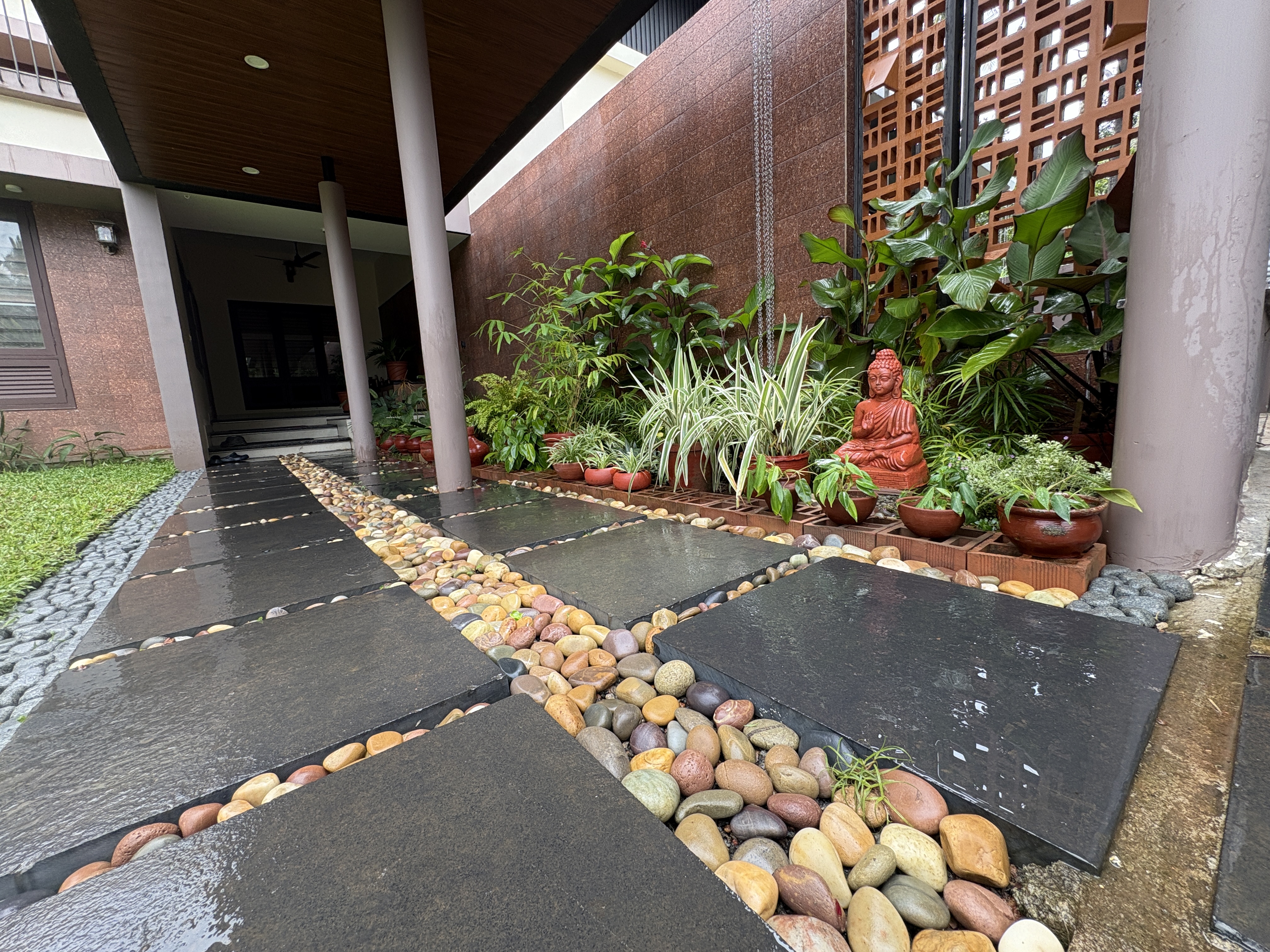 Entrance stone pathway to Gowreesham